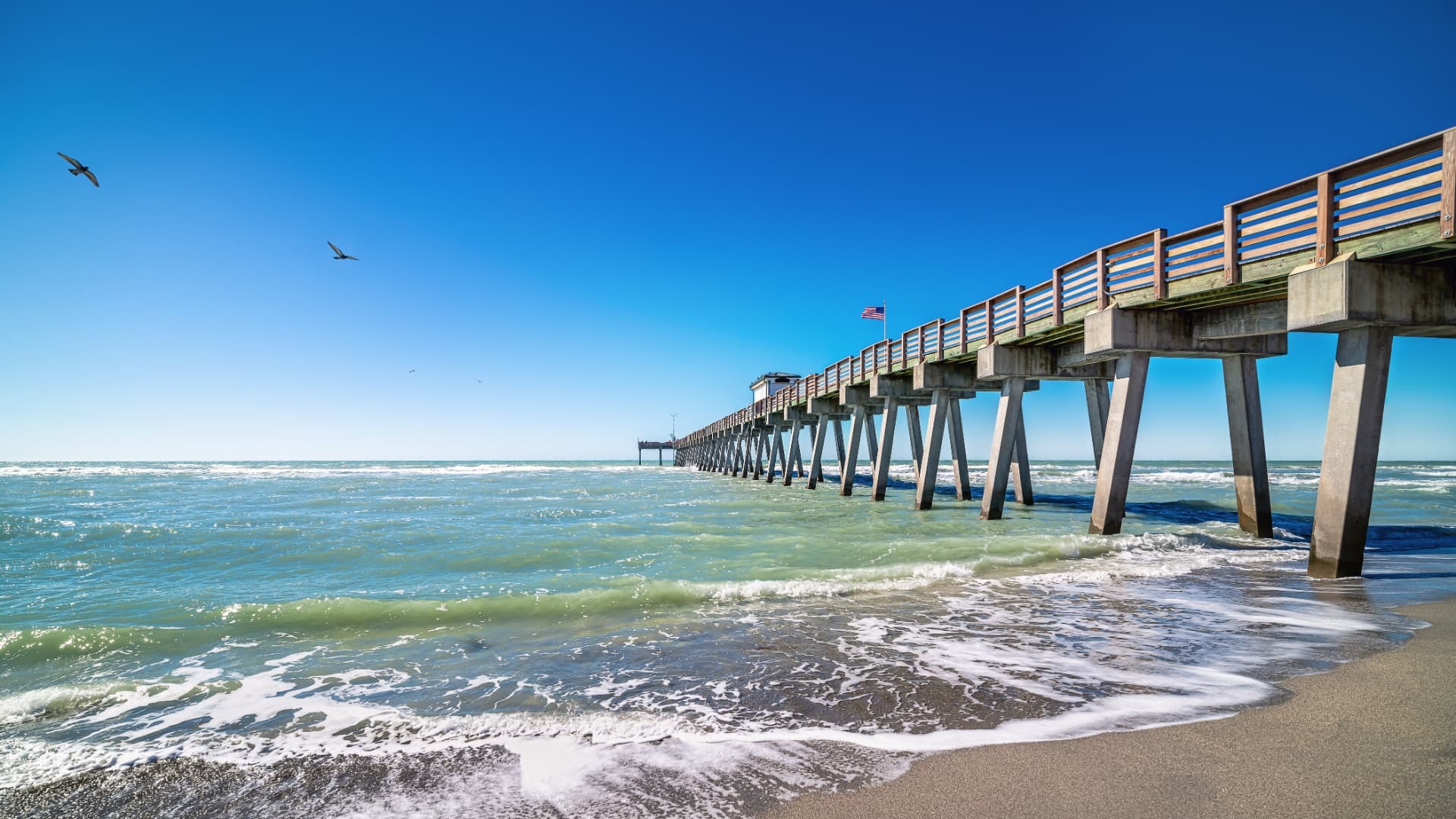 Venice fishing pier extending over the Gulf